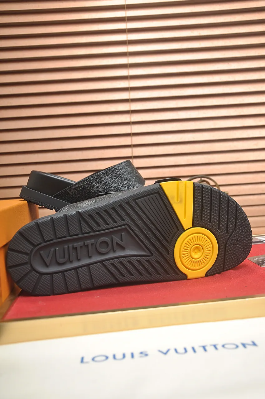Men's shoes 💰400💶 [Louis Vuitton LV slippers] (high-end cowhide) counter 1:1 fashion style, a must-have for summer! The designer used LV’s iconic outsole. The original simple slippers instantly become fashionable! The upper is made of flexible special cowhide leather straps alternately, and the workmanship is exquisite! A must-have for stylish men in summer, size 38-45 (45 customized)
